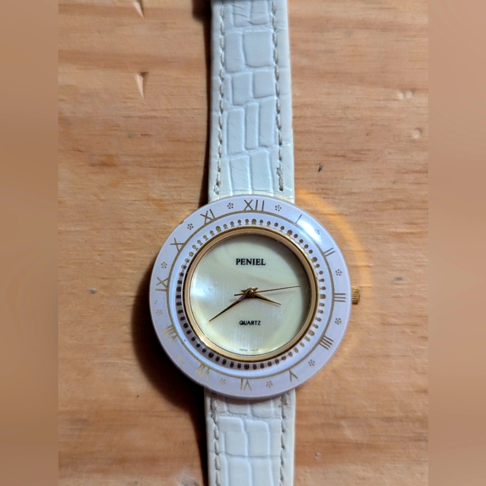 (934)Vintage peniel lady's watch white leather band Roman numerals in the bezel